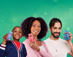 Erwachsene und Kind halten Novomins Gummies